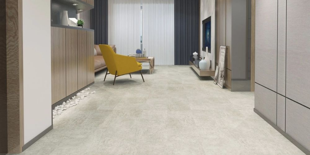 Econfloor SPC padlóburkolat modern nappaliban, világos kőhatású vízálló és strapabíró padló.