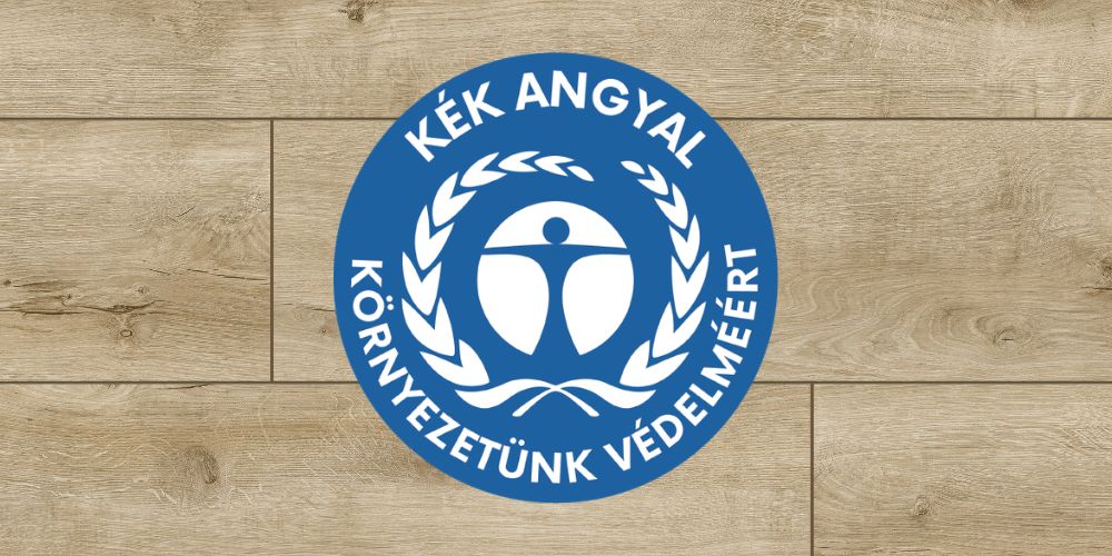 Kék Angyal környezetvédelmi minősítés laminált padlóburkolaton, fenntartható padló megoldás.
